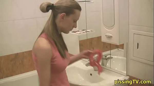 I migliori video di clip La ragazza fa pipì seduto nella toilette