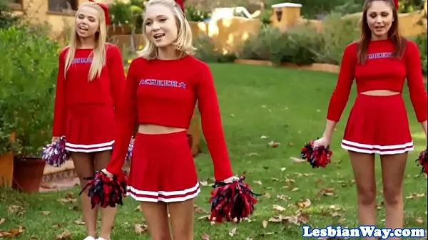 Лучшие Les Cheerleaders развлекаются вчетвером после практики клипы Видео