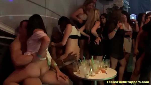 Τα καλύτερα βίντεο κλιπ CFNM Strippers Bang Dirty Teen Sluts At Party Night