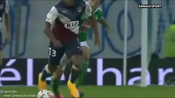 Лучшие JOGADOR THOMAS TOURÉ ESCORREGA NO CAMPO E MOSTRA O DOTE клипы Видео