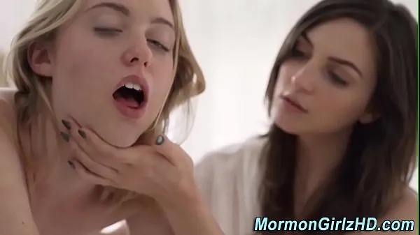 Meilleurs clips Amateur mormon léchant et jouant la chatte avec des jeunes filles lesbiennes Vidéos