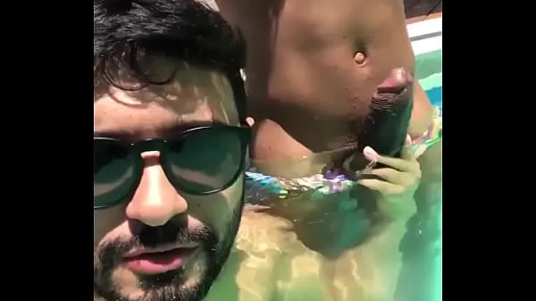 A legjobb MARCOS GOIANO - SUCKING A BIG DICK IN THE POOL klipek Videók