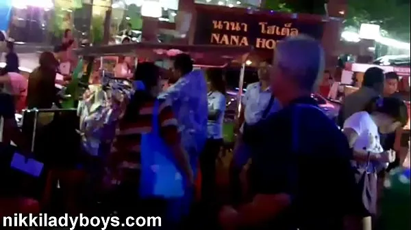 Los mejores clips de Calle peatonal con Ladyboys trabajando en Nana Plaza Bangkok Videos