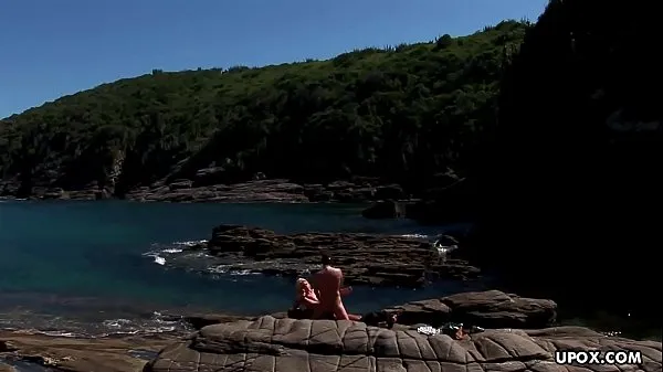 I migliori video di clip La bionda gode di una doppia penetrazione da grossi cazzi in spiaggia