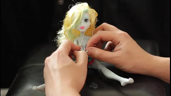 Bedste BEAUTIFUL Lagoona doll (Monster High) gets DRENCHED in CUM 19 TIMES klip videoer