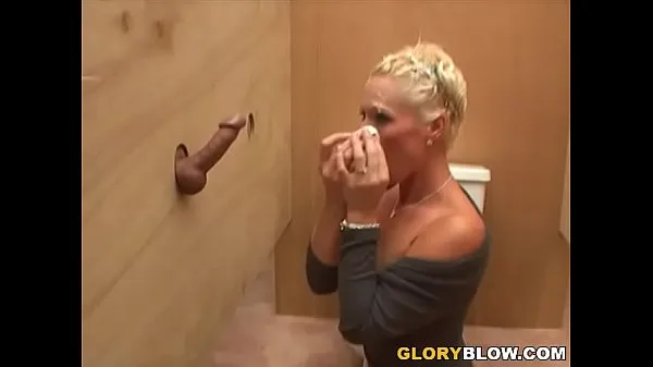 Melhores clipes de Kyra recebe ejaculação facial após boquete no Gloryhole Vídeos