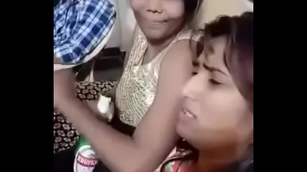 Melhores clipes de Swathi naidu comendo narguilé pela primeira vez Vídeos