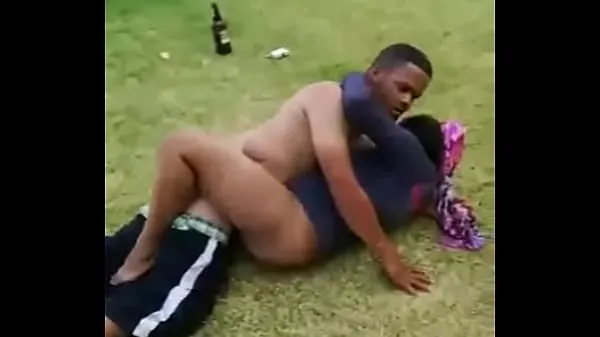 Meilleurs clips Un couple sud-africain surpris en train de baiser Vidéos