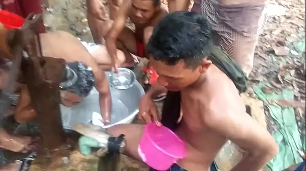 أفضل مقاطع فيديو A group of men take a bath without shame