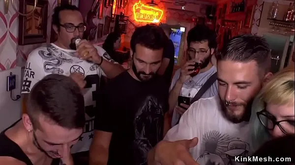 Los mejores clips de Euro morena en bondage de cuerda follada en grupo en un bar público Videos