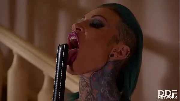 I migliori video di clip Grandi tette fetish Queen Calisi Ink riempie la sua figa spalancata con un enorme dildo