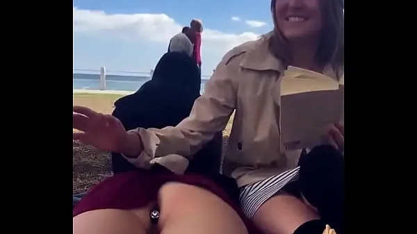 Video klip On the beach terbaik