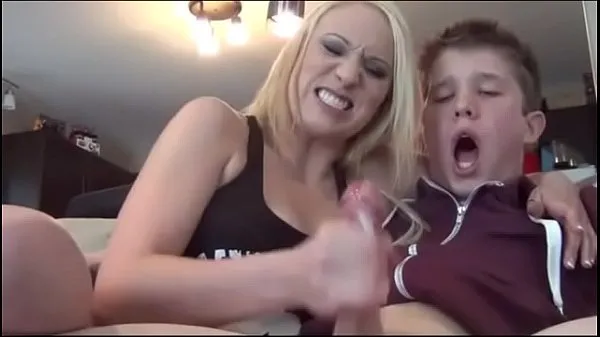 Najboljši posnetki Lucky being jacked off by hot blondes videoposnetki