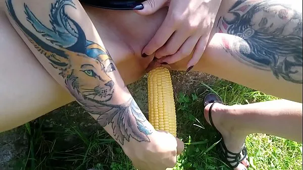 Beste Lucy Ravenblood fucking pussy with corn in public clips Video's