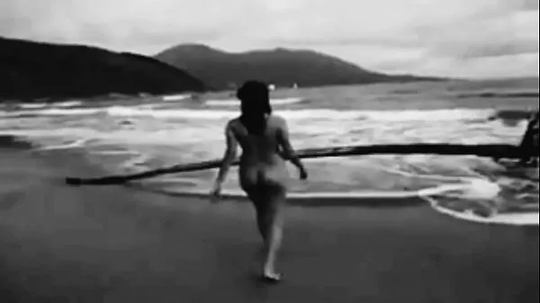 I migliori video di clip Donna Peladinha in posa sulla spiaggia per il tiro cornuto