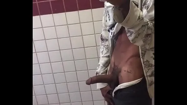 सर्वश्रेष्ठ Yuri Oberon displaying the suitcase and the big dick in the public restroom क्लिप वीडियो