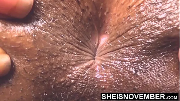 Los mejores clips de El punto de vista anterior de mi ano marrón en cámara lenta, asomando mi fetiche de coño, una mujer hermosa llamada Sheisnovember, acostada boca abajo en su sofá completamente desnuda exponiendo sus caderas jóvenes Videos