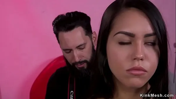 I migliori video di clip Il fotografo lega la modella mora calda e la frusta poi con un grosso cazzo la scopa