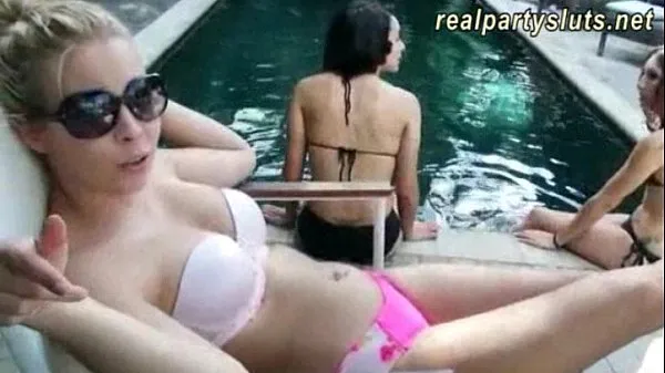 Los mejores clips de Fiesta en la piscina se convierte en una orgía de sexo duro Videos