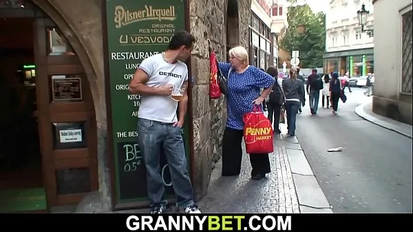 I migliori video di clip La nonna tettona cavalca il cazzo dello sconosciuto