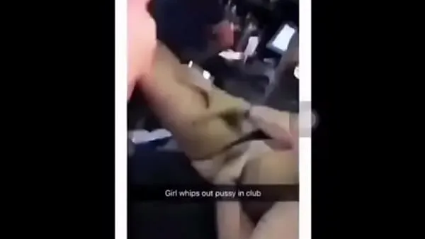 Los mejores clips de Chica saca el coño en el club Más Videos