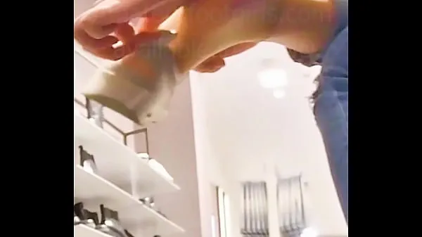 最佳坦率的脚湿的汗臭尼龙，在鞋子上放了汗的尼龙脚运动鞋剪辑视频