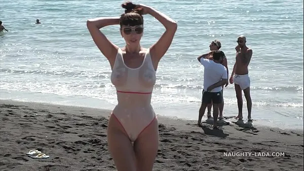 I migliori video di clip Naughty Lada si toglie il costume da bagno puro e