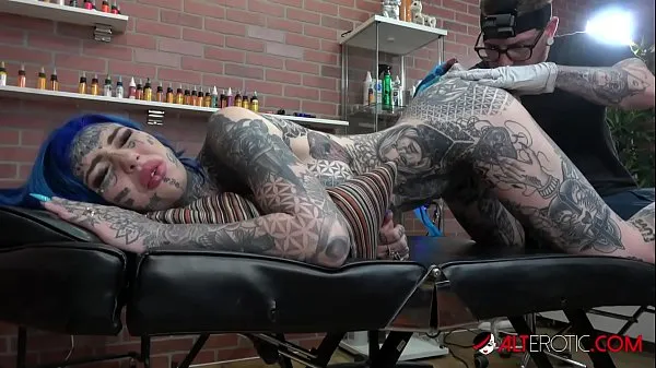 أفضل مقاطع فيديو Busty Australian babe has her butthole tattooed after she fucks the tattoo artist