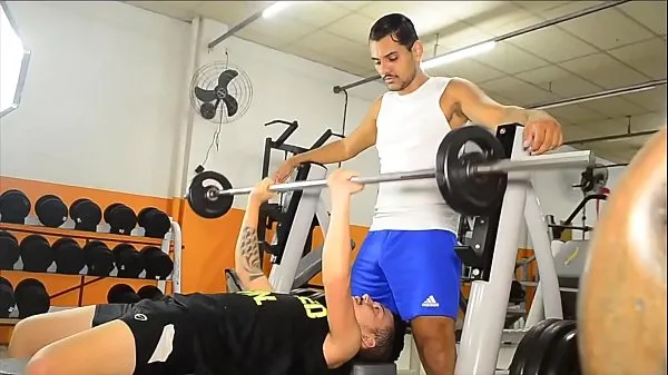 Melhores clipes de PERSONAL TRAINER SAFADO COME SEU CLIENTE NO MEIO DA ACADEMIA Vídeos