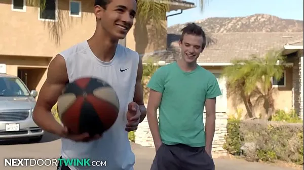 Meilleurs clips Scott Finn surpris en train de regarder un minet ébène jouer au basket Vidéos