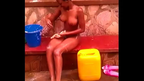 أفضل مقاطع فيديو Girlfriend alicia bathing on verandah