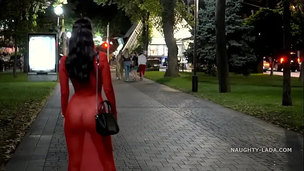 Melhores clipes de Vestido transparente vermelho em público Vídeos