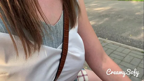 Meilleurs clips Surprise de ma copine coquine - mini jupe et pipe publique audacieuse - CreamySofy Vidéos