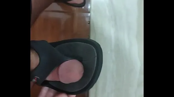 Los mejores clips de Travieso frotando polla dura en zapatillas Speedo Videos