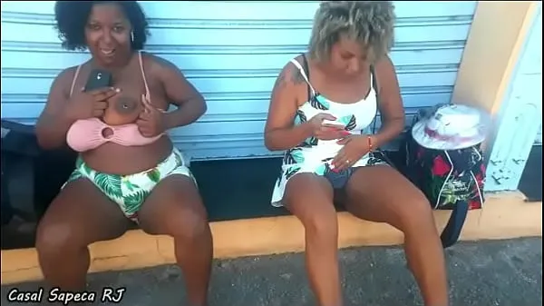 أفضل مقاطع فيديو GRAZY SAPECA AND NANA DIABA SHOWING PANTIES AND BREAST IN THE MIDDLE OF THE STREET IN OLARIA - RJ