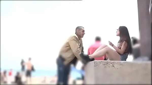Najlepsze He proves he can pick any girl at the Barcelona beach klipy Filmy