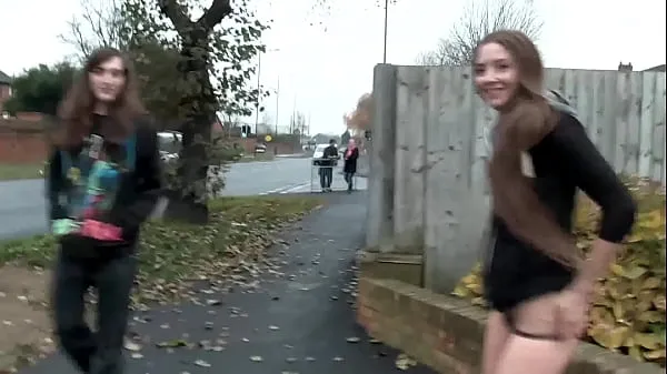 Meilleurs clips jeune fille amateur brune aux cheveux longs et mince pisse dans les lieux publics Vidéos