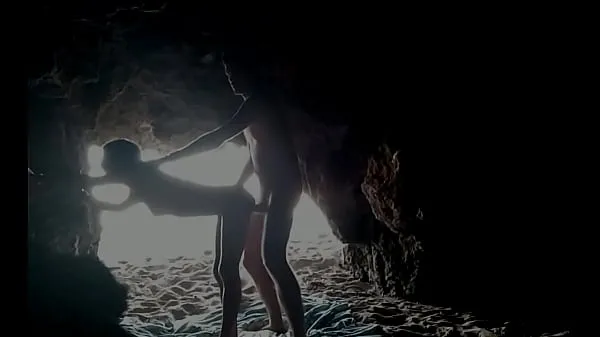 I migliori video di clip In spiaggia, nascosto all'interno della grotta