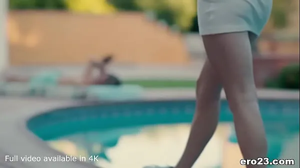 Melhores clipes de Petite and hot Morgan Rain finds poolside fun Vídeos