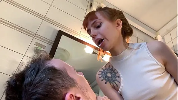 Los mejores clips de Chica flaca y dominante en bragas se cepilla los dientes y usa a su sumiso como un esclavo escupidor para escupir humillación Femdom Videos