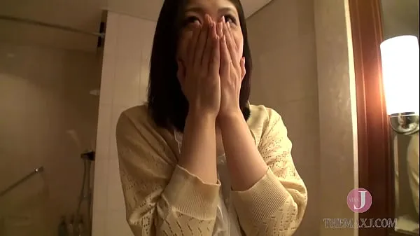 最佳A beautiful young wife is made to sit on a toilet bowl and fucked with toys剪辑视频