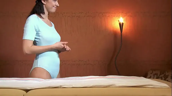 Meilleurs clips Une vierge brune russe avec un cul parfait massé Vidéos