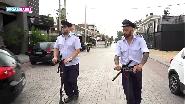 Best SUGARBABESTV : GREEK POLICE THREESOME PARODY klipp videoer