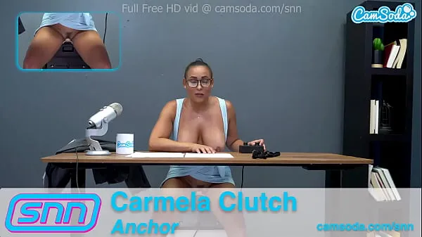 Video klip Camsoda News Network Reporter reads out news as she rides the sybian terbaik