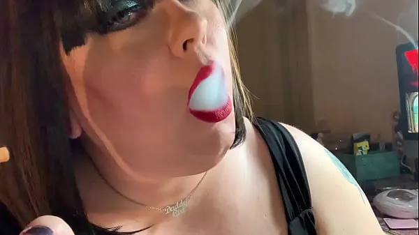 Meilleurs clips BBW Mistress Tina Snua Chain fume 2 cigarettes Superking avec beaucoup d'exhale de nez Vidéos