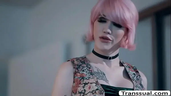 Melhores clipes de Travesti de cabelo rosa vai para o quarto de seu meio-irmão e ela o conforta. Eles começam a se beijar primeiro e ela então engole seu pau grande apaixonadamente. Em troca, seu meio-irmão fode sua bunda úmida e apertada tão profunda e forte Vídeos