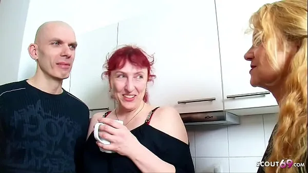 Los mejores clips de Madura ama de casa alemana le da a su marido su primer trío FFM en la cocina Videos