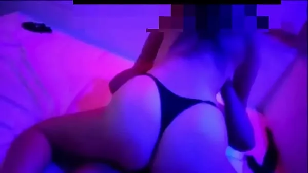 Los mejores clips de Esposa joven gimiendo con un amigo en el motel y filmando el cornudo, el condón se escapa y ella sigue sentada Videos