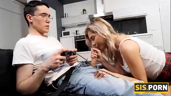 Meilleurs clips SISPORN. Une blonde excitée prend soin de son demi-frère et de son joystick dur Vidéos