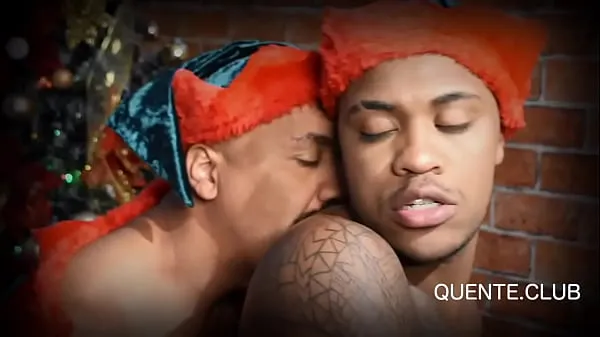 Melhores clipes de Foda gostosa dos ajudantes do papai noel gay, dois homens negros e gostosos fodendo de um jeito especial para deixar seu natal mais tesudo Vídeos